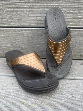 Crocs Monterey Dark Brown Wedge Metal Gold Flip Flop Thong Sandals Sz women's 7